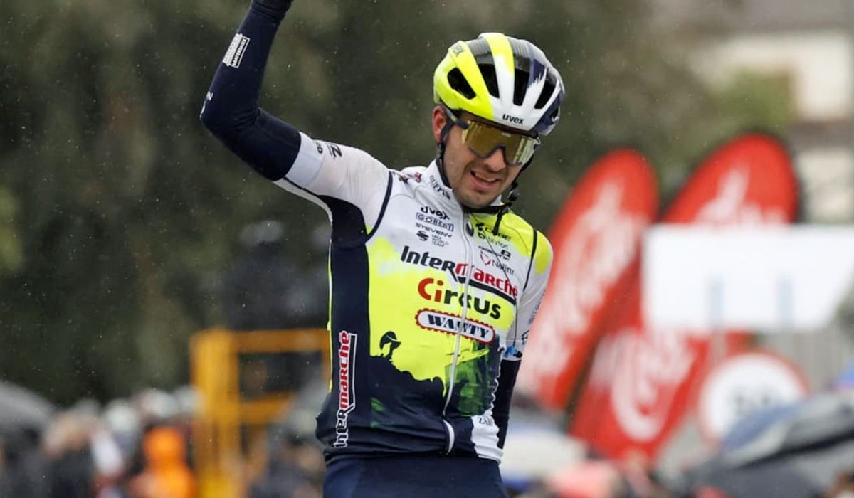 Kobe Goossens celebrando su triunfo en el Trofeo Serra de Tramuntana