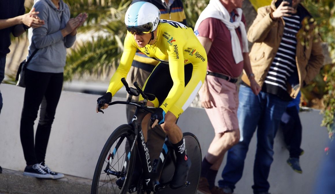 Geraint Thomas, más líder de la Vuelta al Algarve al ganar la CRI