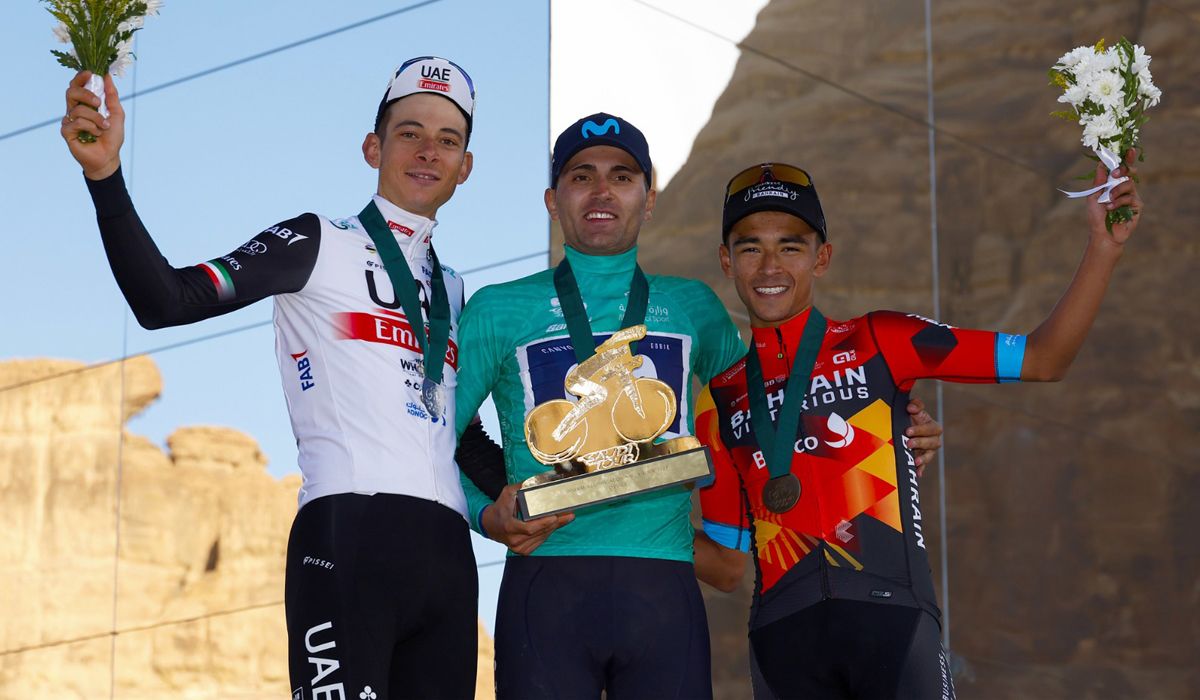 Podio final del Saudi Tour 2023, que conquista Ruben Guerreiro (Movistar Team)