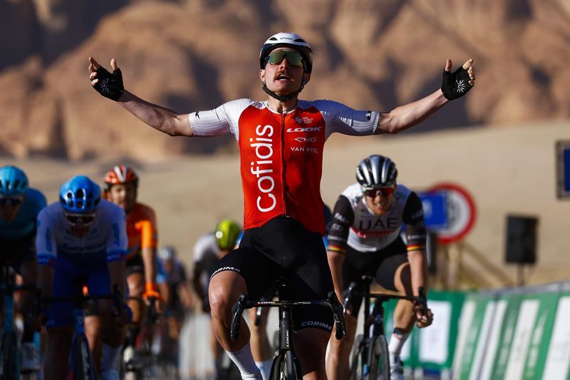 Simone Consonni celebra su victoria en la 5ª del Saudi Tour, cuya general final conquista Ruben Guerreiro Simone Consonni celebra su victoria en la 5ª del Saudi Tour, cuya general final conquista Ruben Guerreiro