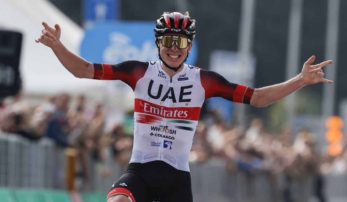 Tadej Pogacar celebrando su victoria en la pasada edición de Il Lombardia. Foto Sprint Cycling Agency
