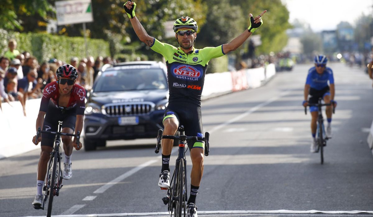 Giovanni Visconti celebrando la que fue su última victoria como profesional, en el Giro de la Toscana 2019, por delante de Egan Bernal. Foto Sprint Cycling Agency