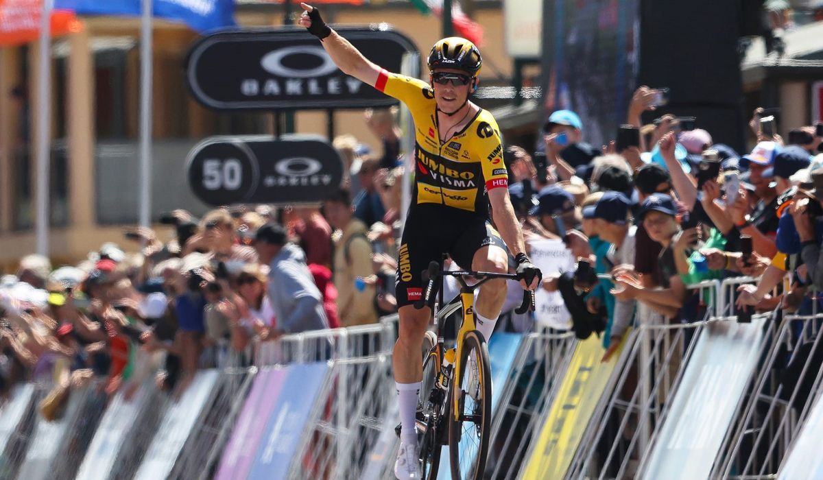 Rohan Dennis celebrando su reciente victoria en el Tour Down Under