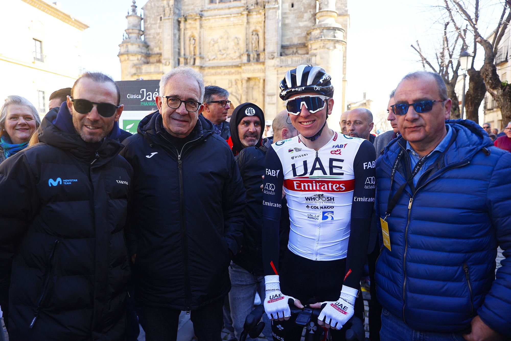 Valverde, junto al presidente de la RFEC José Luis López Cerrón, y a Tadej Pogacar, antes de la salida en Úbeda de la Clásica de jaén   