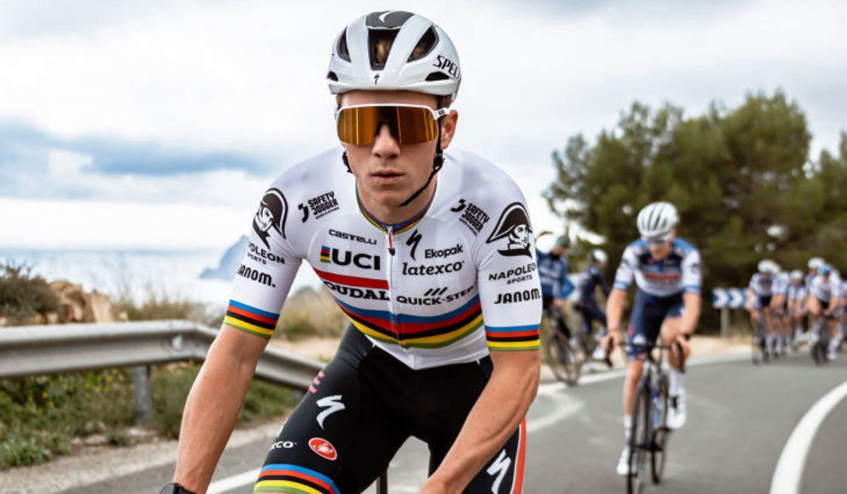 Remco Evenepoel lucirá el maillot arcoíris en el UAE Tour