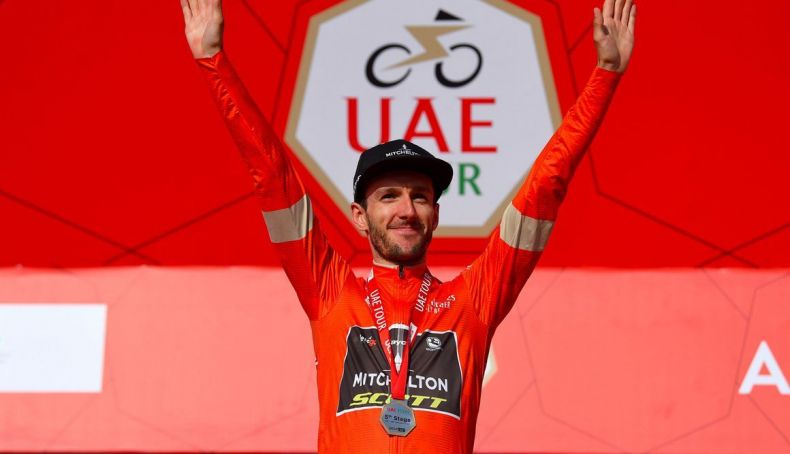 Adam Yates, en el podio como ganador de la edición de 2020