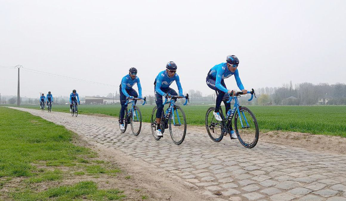 Los líderes de Movistar Team reconocen el pavés que se encontrarán en el Tour
