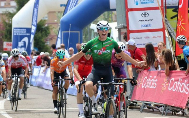 Yago Aguirre celebrando su victoria en el Campeonato de España junior Yago Aguirre celebrando su victoria en el Campeonato de España junior