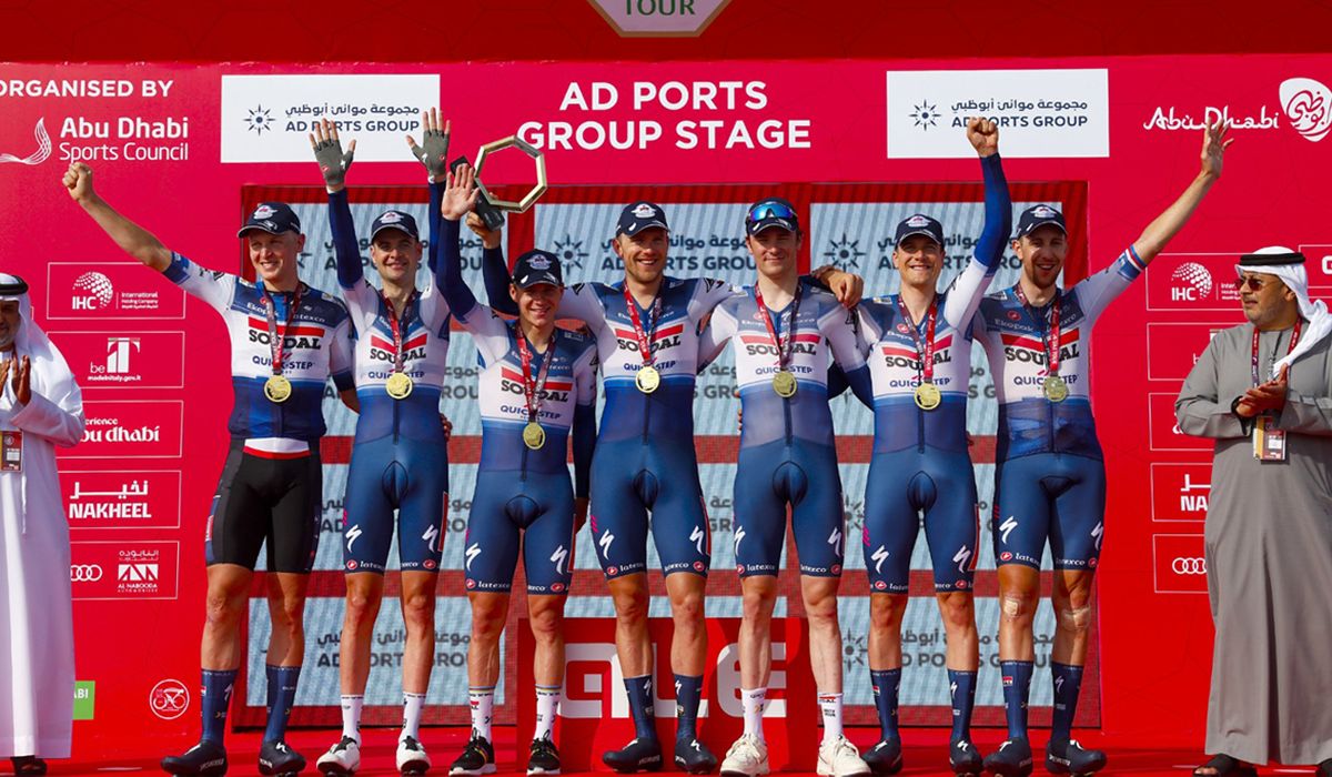 Los ciclistas del Soudal-Quick Step celebran su victoria en la contrarreloj por equipos