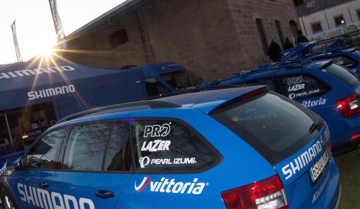 Los #CochesAzules de Shimano darán asistencia con neumáticos Vittoria