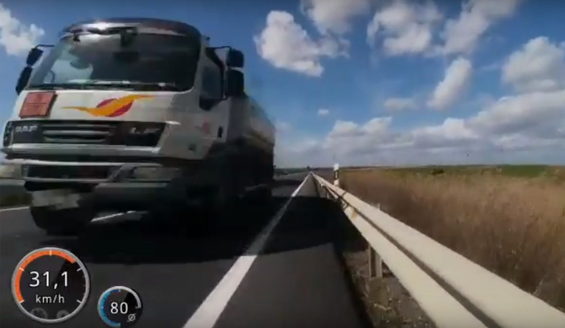 Un ciclista graba un vídeo que lleva a un conductor frente al juez