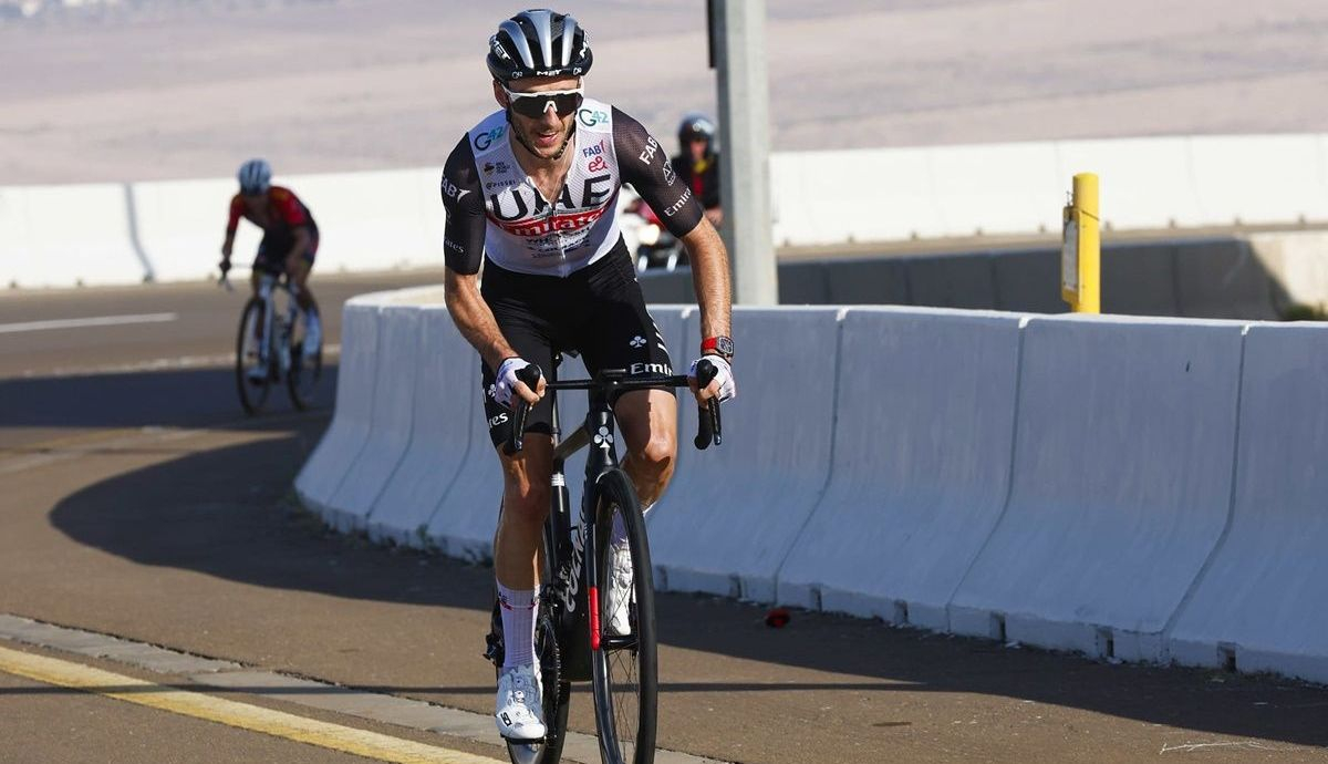 Le tiene cogida la medida Adam Yates (UAE Team Emirates) a Jebel Hafeet Le tiene cogida la medida Adam Yates (UAE Team Emirates) a Jebel Hafeet