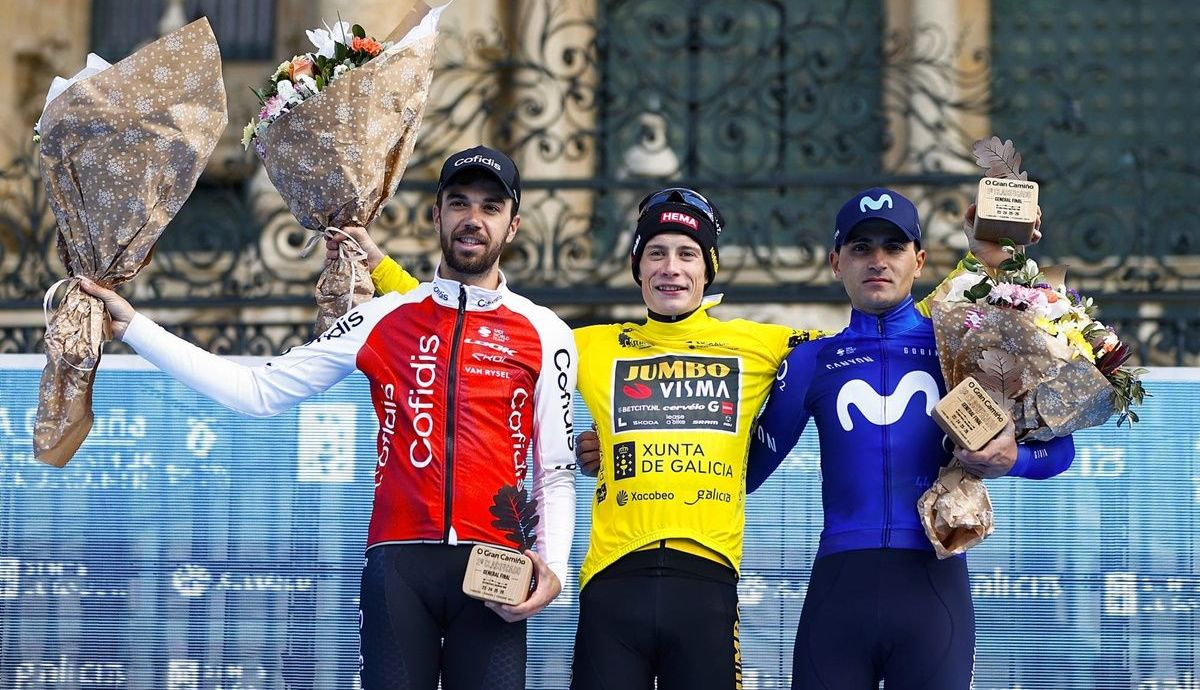 Jesús Herrada (Cofidis) y Ruben Guerreiro (Movistar Team) escoltaron a Jonas Vingegaard (Jumbo Visma) Jesús Herrada (Cofidis) y Ruben Guerreiro (Movistar Team) escoltaron a Jonas Vingegaard (Jumbo Visma)