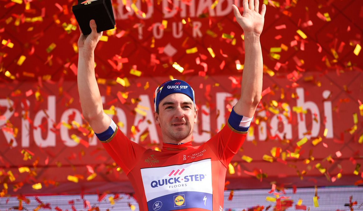 Victoria y liderato para Viviani en una jornada marcada por el viento