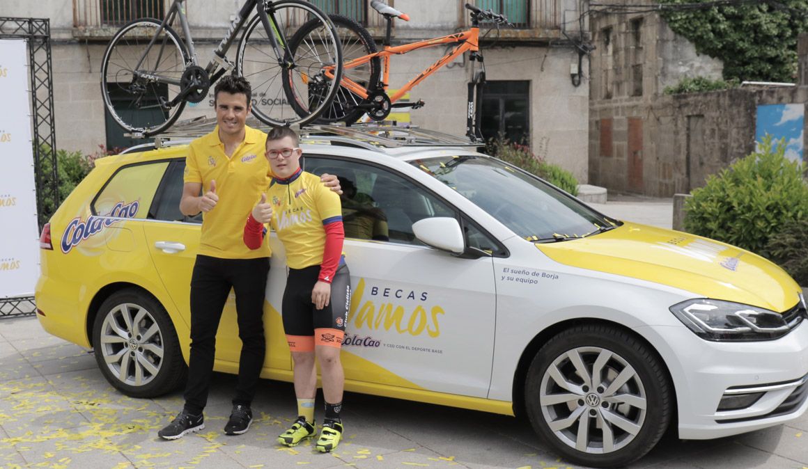 Gómez Noya entrega la Beca Vamos-Cola Cao a Borja Gómez y su equipo ciclista