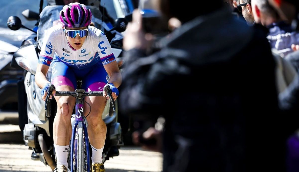 Kristen Faulkner (Team Jayco AlUla) fue cazada en la subida final, acabando tercera