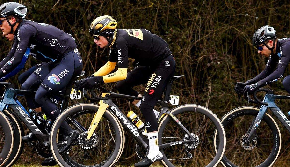 De incógnito comenzó la etapa Jonas Vingegaard (Jumbo Visma)