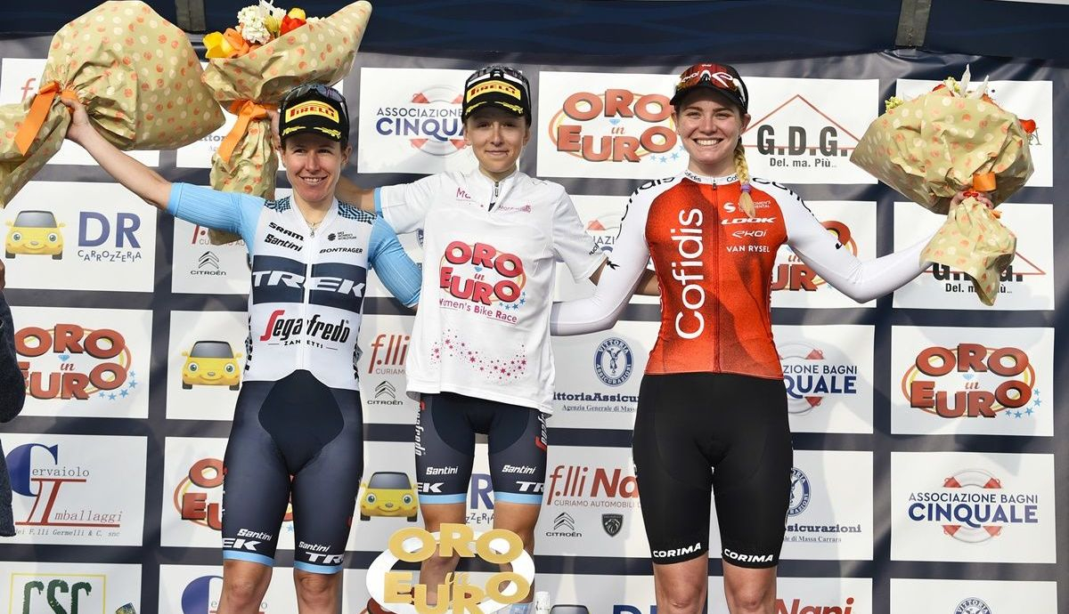 Solamente pudo colarse Martina Alzini en la foto de las Trek Segafredo