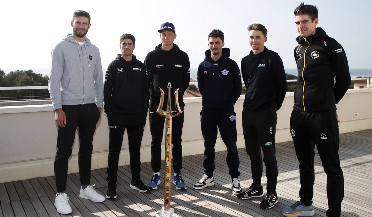 Algunos de los favoritos en la Tirreno Adriático 2023 posan junto al tridente de Neptuno que recibirá el ganador Algunos de los favoritos en la Tirreno Adriático 2023 posan junto al tridente de Neptuno que recibirá el ganador