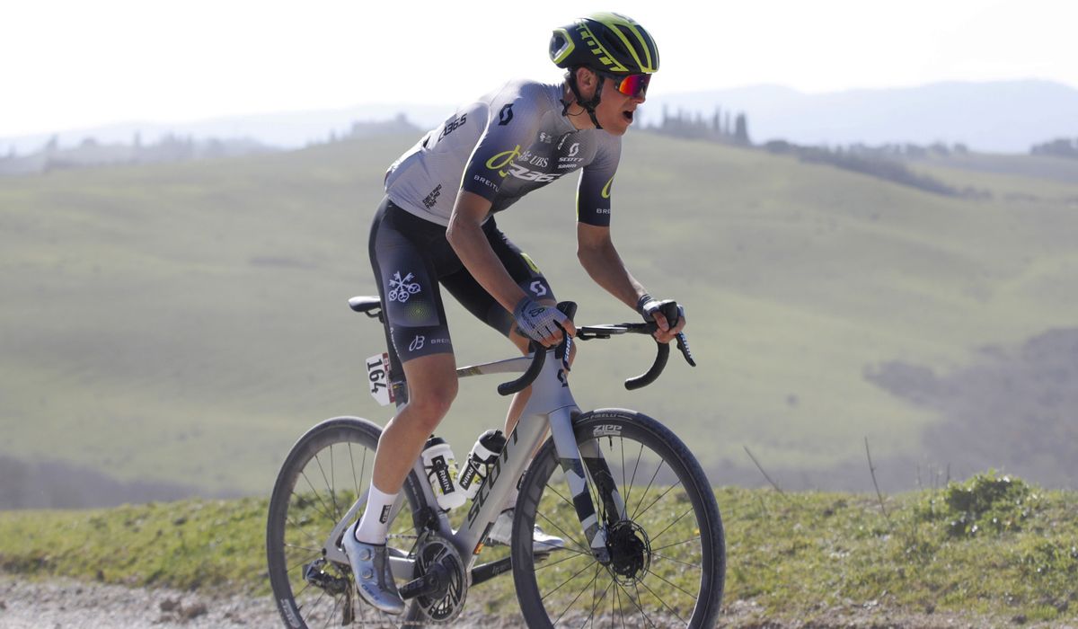 Marcel Camprubí en la pasada Strade Bianche, su primera carrera World Tour. Foto Sprint Cycling Agency