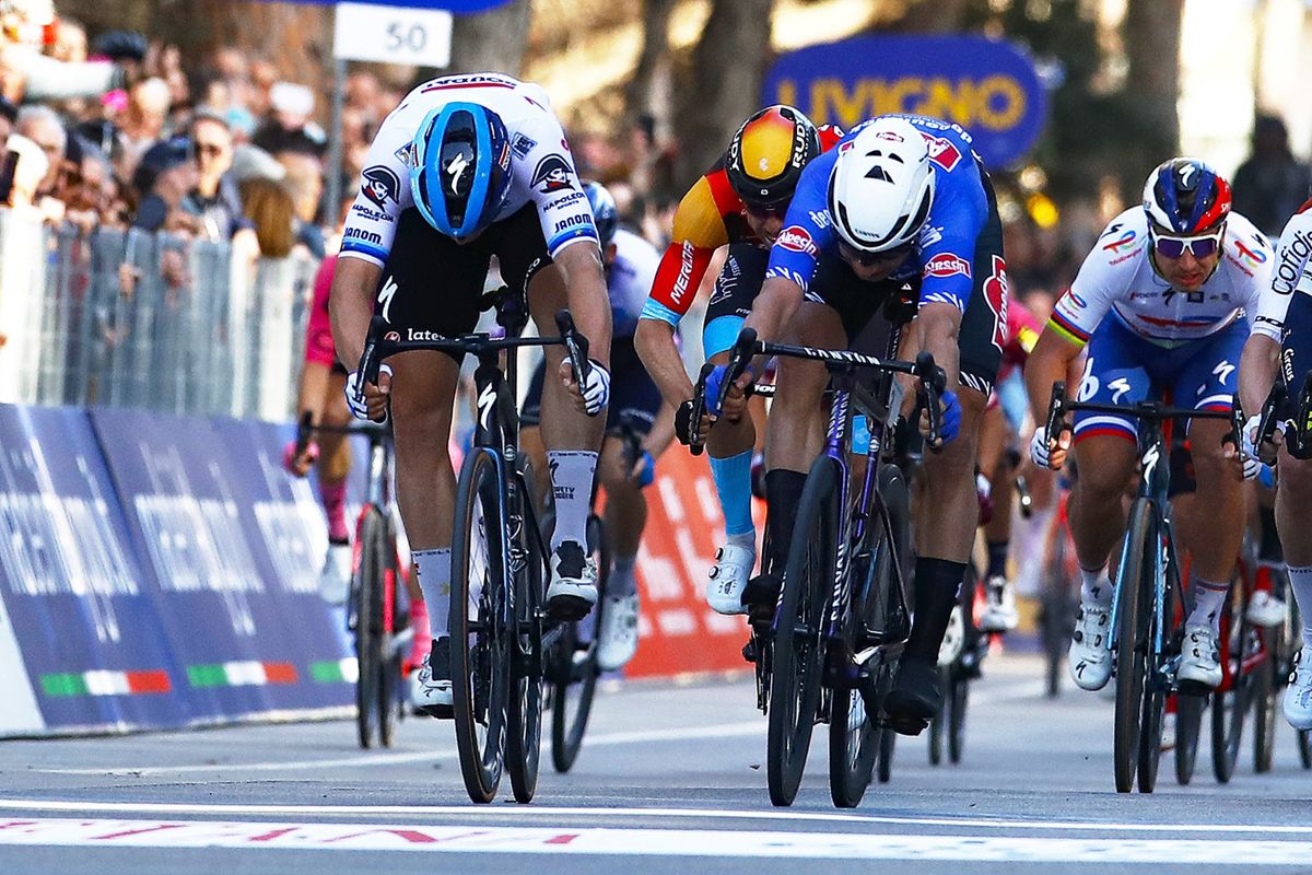 Fabio Jakobsen supera a Philipsen en un cerrado sprint para hacerse con la victoria en la Tirreno Adriático