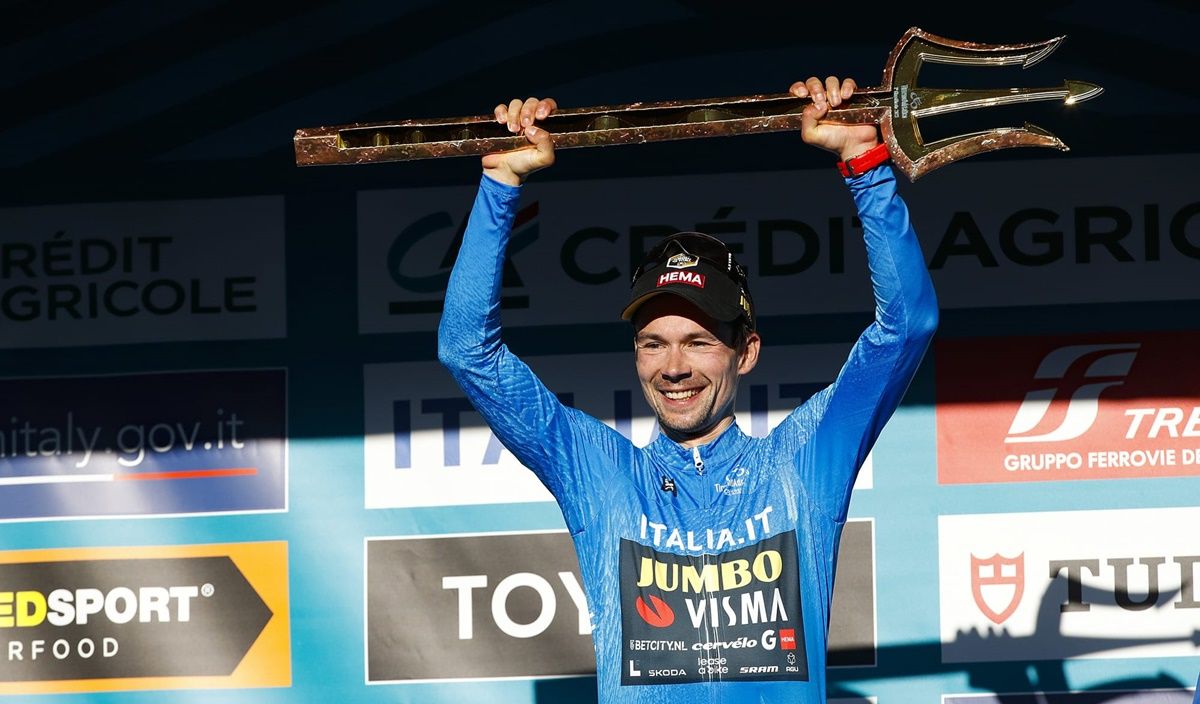 Feliz como pocas veces se vio a Primoz Roglic en el podio de Tirreno Adriático