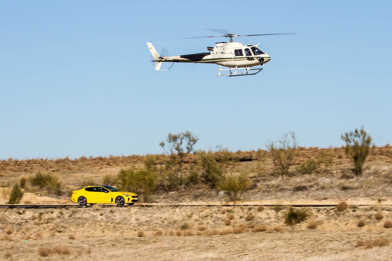 Kia Stinger GT Vs. Helicóptero, ¿quién ganará el duelo?