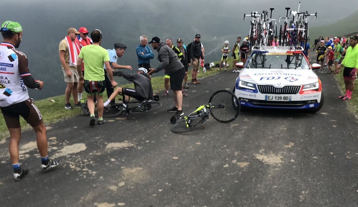 Un gendarme confunde a Froome con un aficionado y le tira al suelo