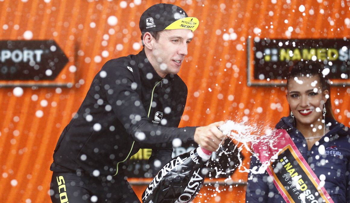 Simon Yates desafía con la maglia rosa el reloj de Dumoulin