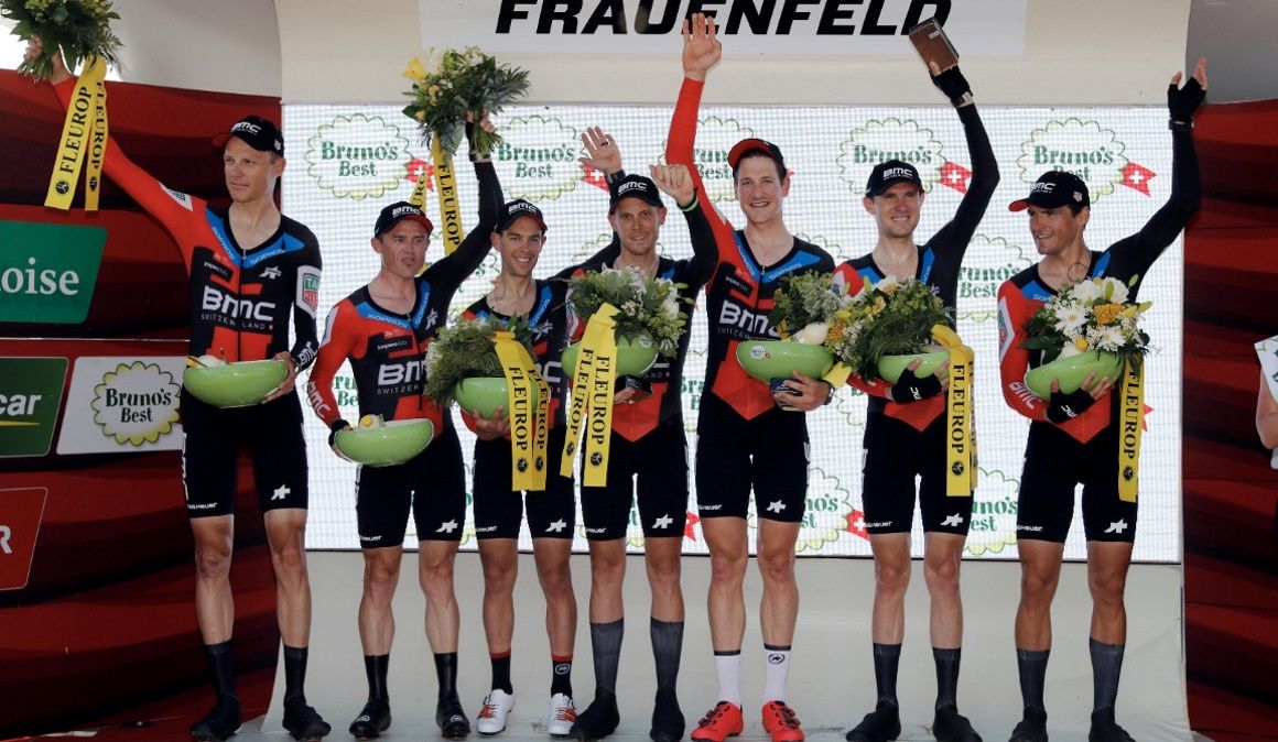 BMC gana la crono inaugural en Suiza y viste de líder a Küng