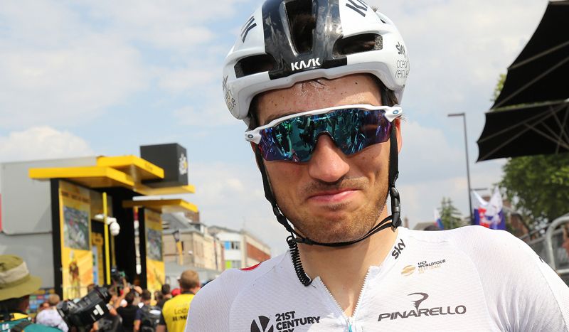 Gianni Moscon, expulsado del Tour por agredir a Elie Gesbert
