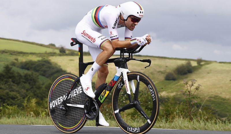 Tom Dumoulin bate por un segundo a Chris Froome en la crono