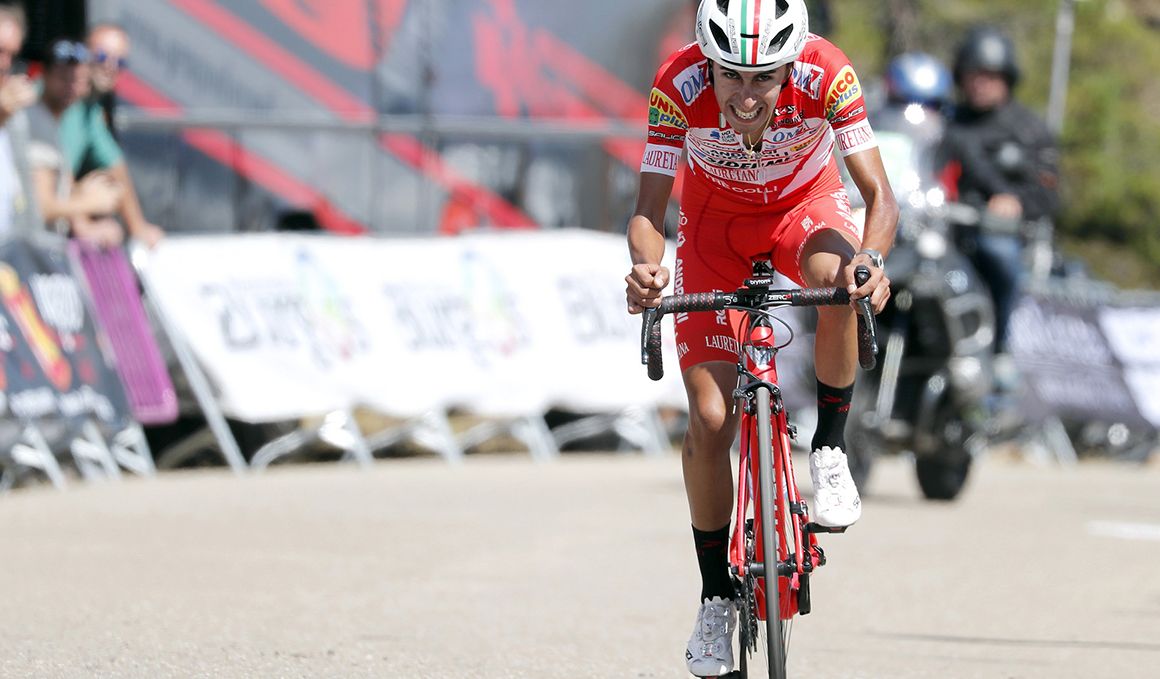 Captura de pantalla de Iván Ramiro Sosa entrando en meta en las Lagunas de Neila.