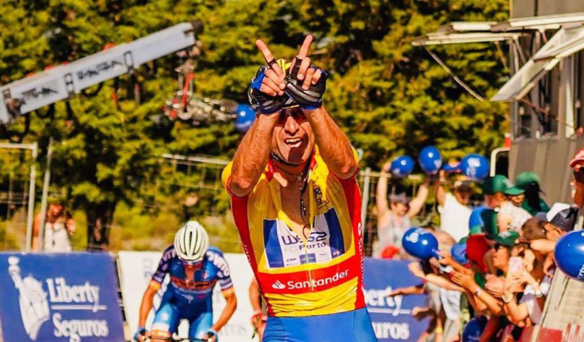 Raúl Alarcón festeja su tercera victoria parcial en la Volta a Portugal. 