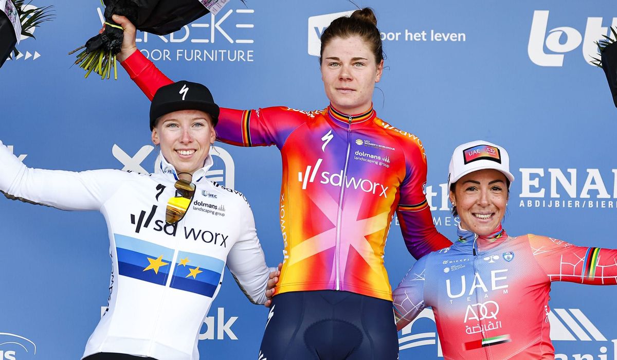 Podio de la Nokere Koerse, con Lotte Kopecky, Lorena Wiebes y Marta Bastianelli 