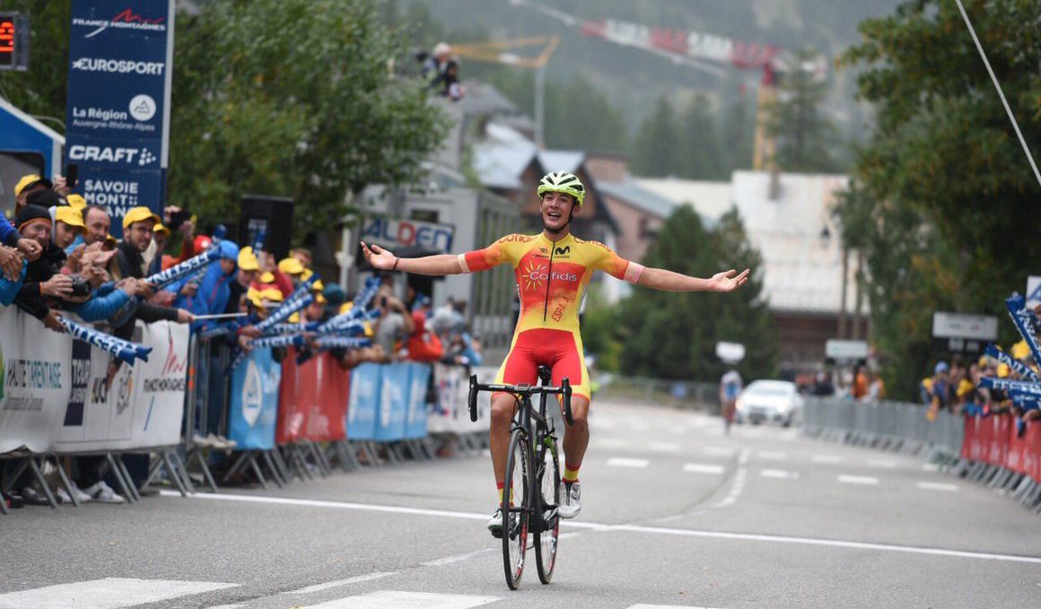 Fernando Barceló celebra su victoria en la meta de Val d´Isere. 