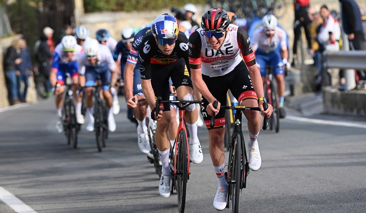Pogacar, seguido de Van Aert, intentó romper la carrera en la subida al Poggio en la Milán San Remo 2022
