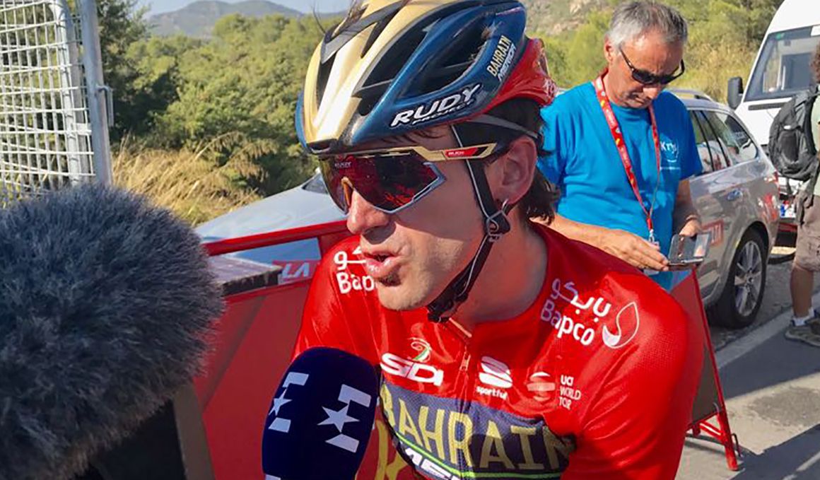 Ion Izagirre atiende a los medios tras la segunda etapa de la Vuelta 2018. 