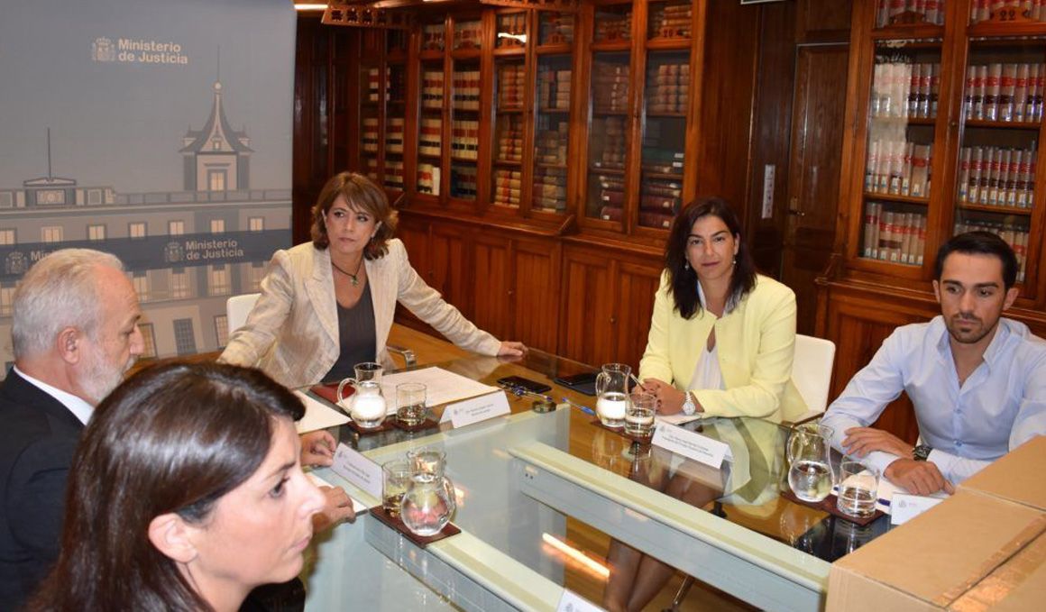 La ministra y el secretario de Estado de Justicia se reunieron con los impulsores de la iniciativa #PorUnaLeyJusta.