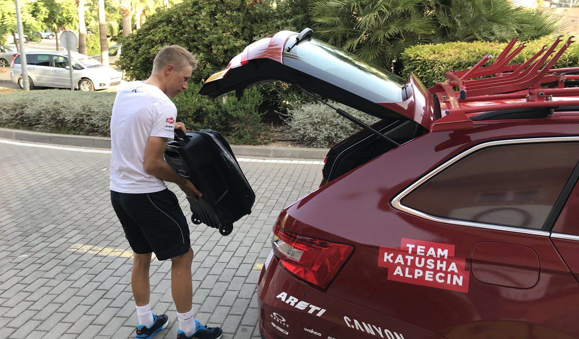 Lammertink introduce sus pertenencias en uno de los coches del equipo Katusha. 