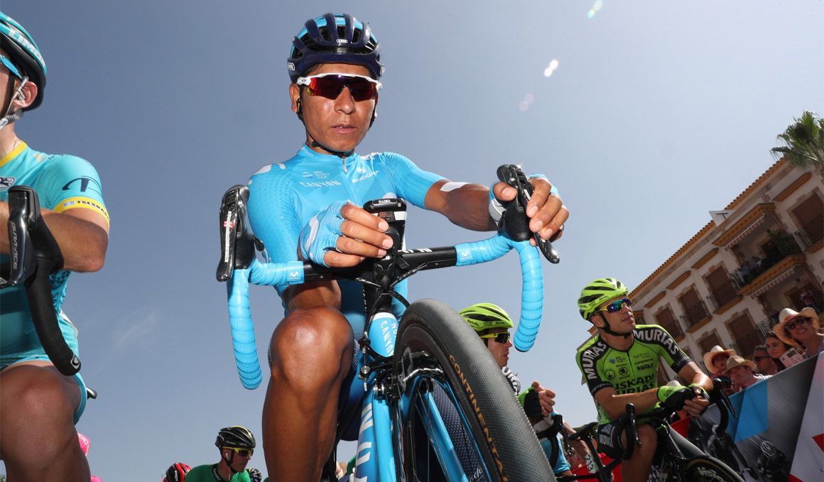 Quintana, pinchazo y cambio de bici con Carapaz