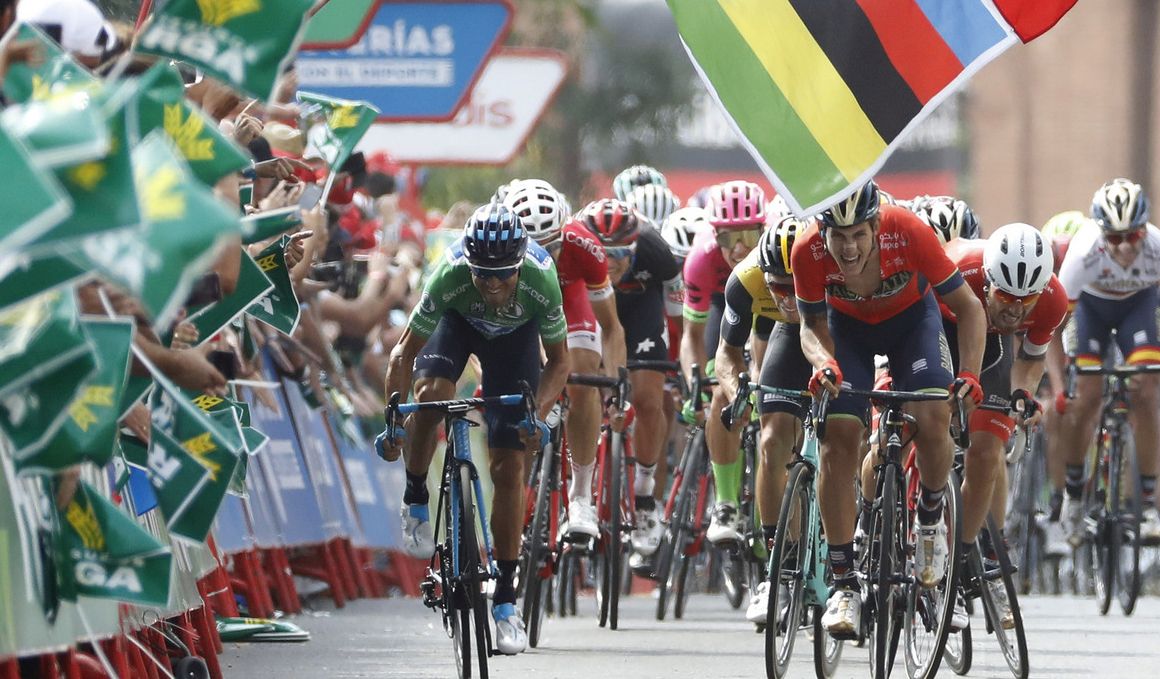 El sprint lanzado por Iván García Cortina. A la izquierda, Alejandro Valverde. Fuera de encuandre, a la derecha, pedaleaba Peter Sagan. 