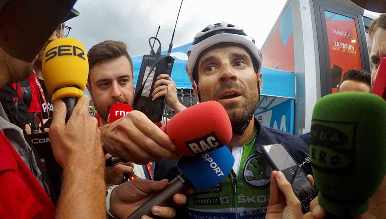 Alejandro Valverde atiende a los medios de comunicación tras la etapa de Les Praeres. 