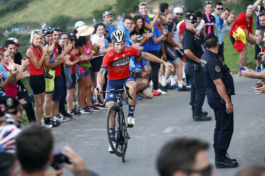 Iván García Cortina hace un caballito en las rampas de Les Praeres. 