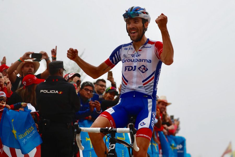 Thibaut Pinot celebra su victoria en los Lagos de Covadonga, meta de la decimoquinta etapa de la Vuelta 2018.