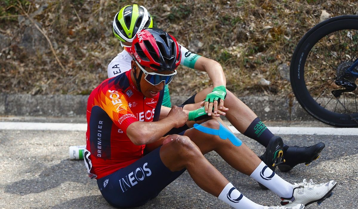 Dura caída de Egan Bernal (INEOS Grenadiers) en la sexta etapa de la Volta a Catalunya