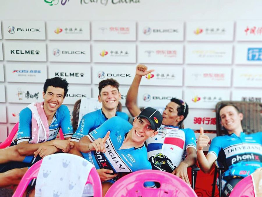 Manuel Peñalver posa festivamente sostenido por algunos de sus compañeros en la zona de podio.