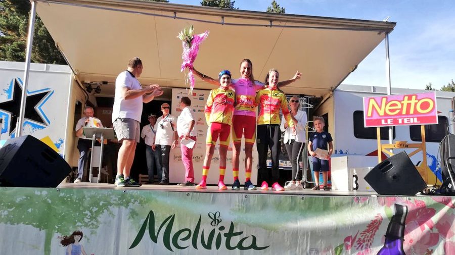 Mavi García, con el jersey rosa de líder de la carrera. 