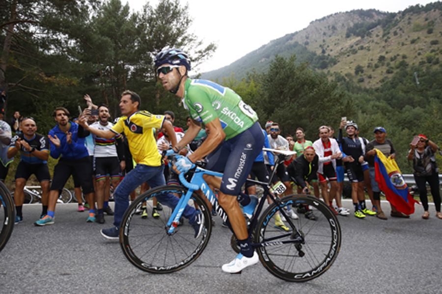 Alejandro Valverde, jersey verde de la regularidad, gestiona una curva de herradura en la ascensión final. 