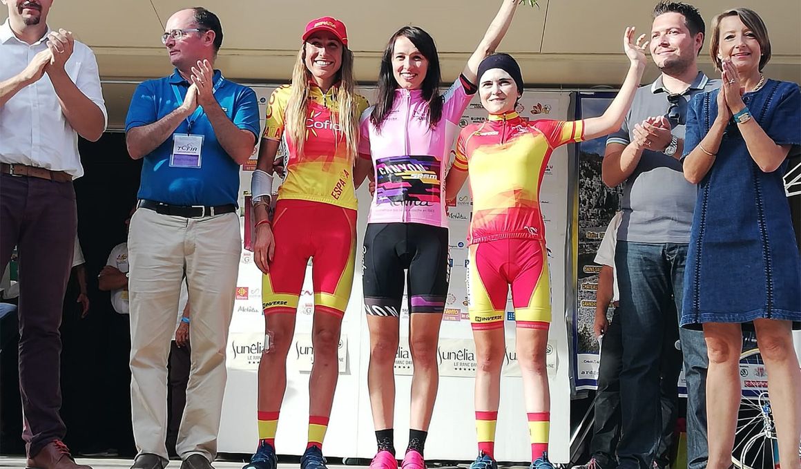 Mavi García y Eider Merino escoltan en el podio final del Tour d’Ardeche a la vencedora, la polaca Katarzyna Niewiadoma  